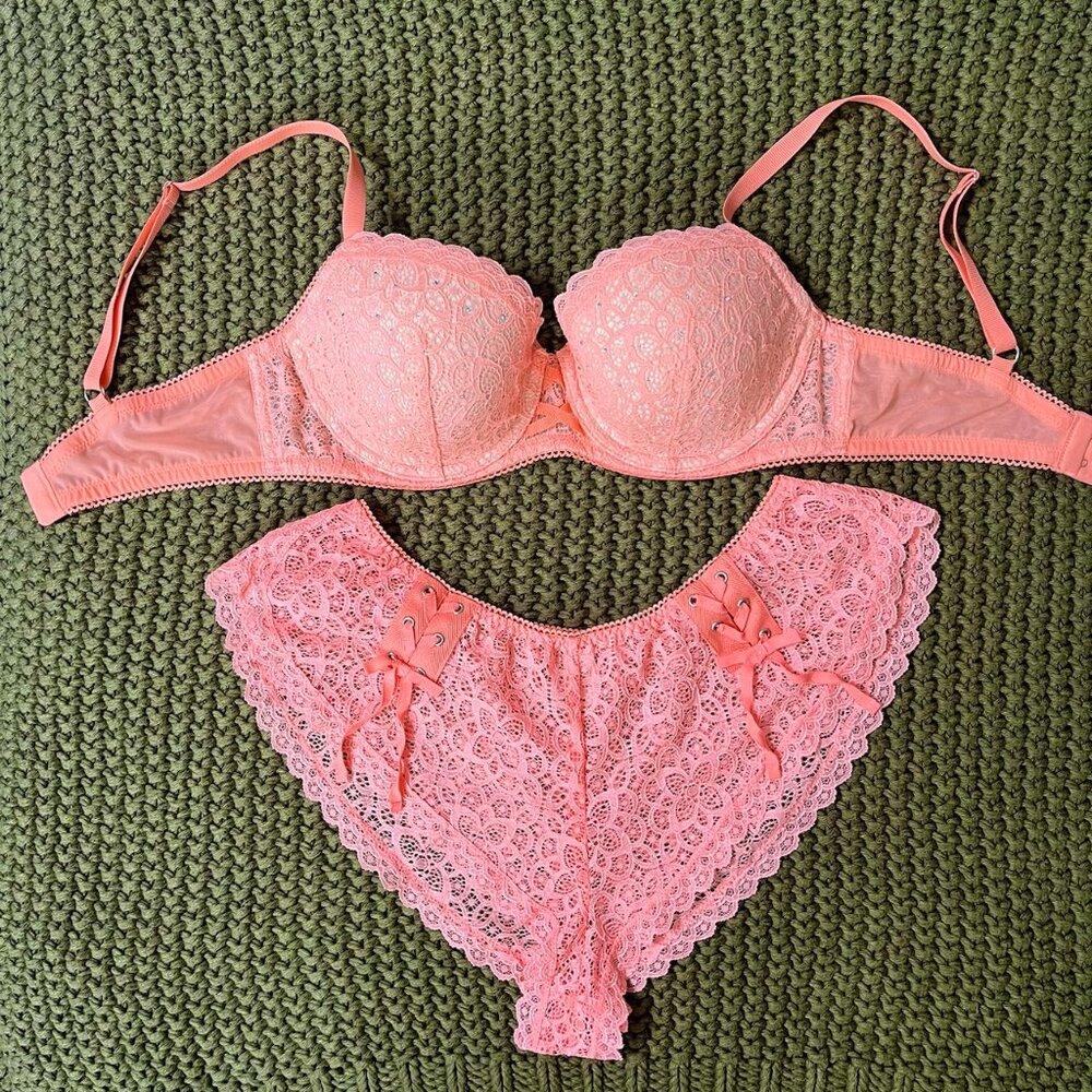 NWOT VS Dream Angels Crystal & Crochet Lace Coral Demi Bra & M Panty Set